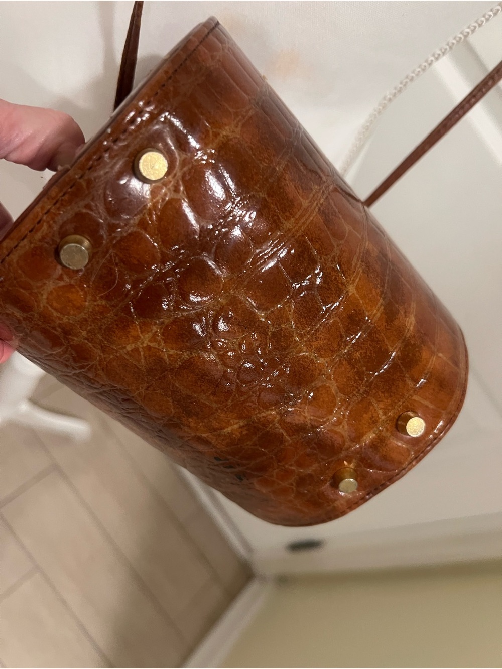 Vintage 1950’s 1960’s Brown Leather Croc-Embossed Barrel Purse adjustable strap - Picture 2 of 13